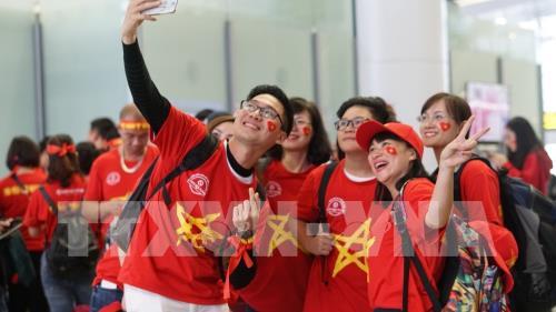 Cổ động viên náo nức lên đường "tiếp lửa" cho đội tuyển Việt Nam