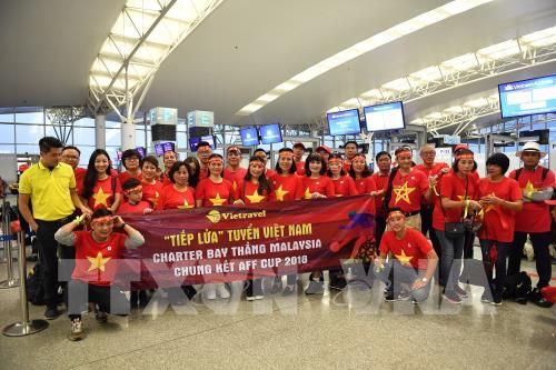 Cổ động viên náo nức lên đường "tiếp lửa" cho đội tuyển Việt Nam