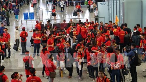 Cổ động viên náo nức lên đường "tiếp lửa" cho đội tuyển Việt Nam