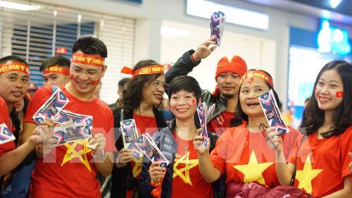 Cổ động viên náo nức lên đường "tiếp lửa" cho đội tuyển Việt Nam