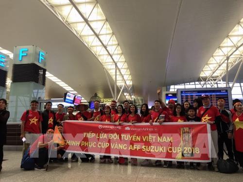 Cổ động viên náo nức lên đường "tiếp lửa" cho đội tuyển Việt Nam