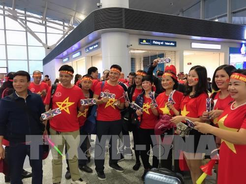 Cổ động viên náo nức lên đường "tiếp lửa" cho đội tuyển Việt Nam