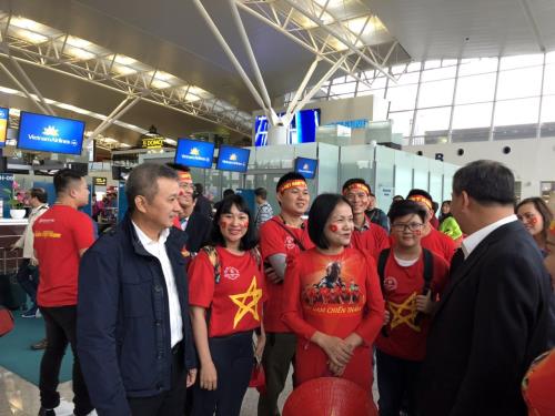 Cổ động viên sang Malaysia "tiếp lửa" đội tuyển Quốc gia Việt Nam