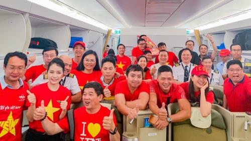 Cổ động viên sang Malaysia "tiếp lửa" đội tuyển Quốc gia Việt Nam