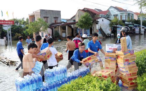 Mưa lũ tàn phá các tỉnh miền Trung