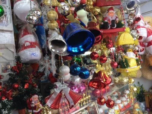 Thị trường Giáng sinh: Đa dạng mẫu mã, giá không nhiều biến động