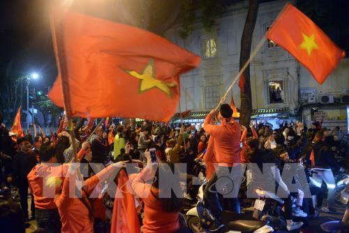 Người dân vỡ òa cảm xúc khi đội tuyển Việt Nam vô địch AFF cup 2018