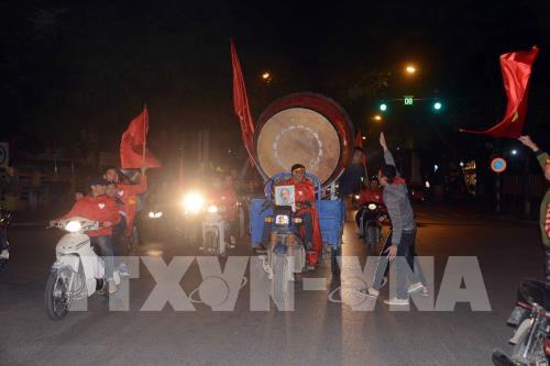 Người dân vỡ òa cảm xúc khi đội tuyển Việt Nam vô địch AFF cup 2018