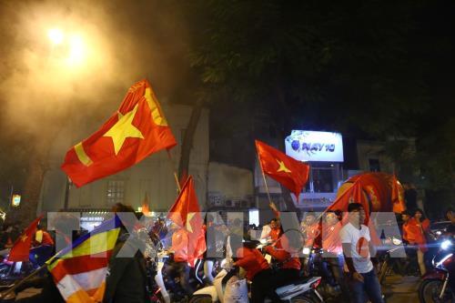 Người dân vỡ òa cảm xúc khi đội tuyển Việt Nam vô địch AFF cup 2018