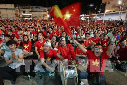 Người dân vỡ òa cảm xúc khi đội tuyển Việt Nam vô địch AFF cup 2018