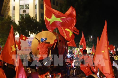 Người dân vỡ òa cảm xúc khi đội tuyển Việt Nam vô địch AFF cup 2018