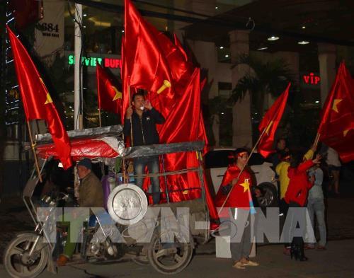 Người dân vỡ òa cảm xúc khi đội tuyển Việt Nam vô địch AFF cup 2018