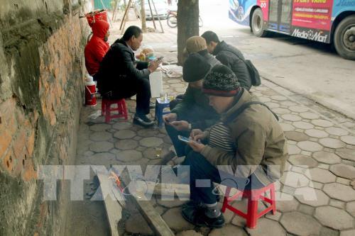 Người Hà Nội co ro trong giá lạnh