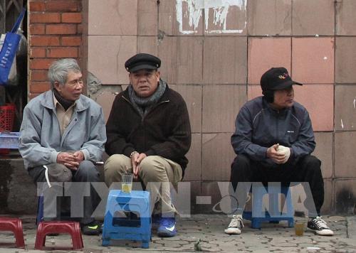 Người Hà Nội co ro trong giá lạnh