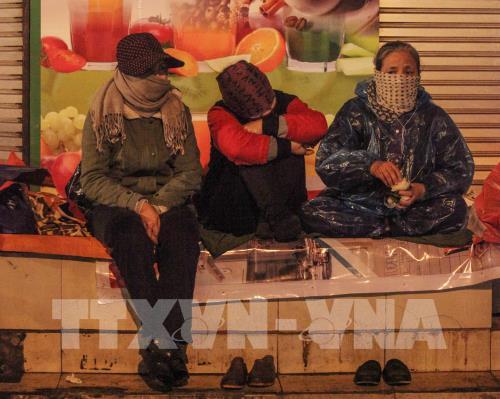 Người Hà Nội co ro trong giá lạnh