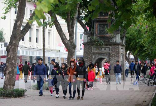 Người dân Thủ đô Hà Nội và du khách đón chào năm mới 2019