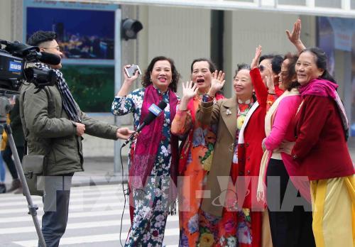 Người dân Thủ đô Hà Nội và du khách đón chào năm mới 2019