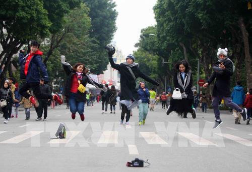 Người dân Thủ đô Hà Nội và du khách đón chào năm mới 2019