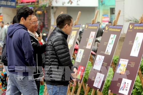 Triển lãm tranh giải biếm họa báo chí Việt Nam tại phố đi bộ Hồ Gươm