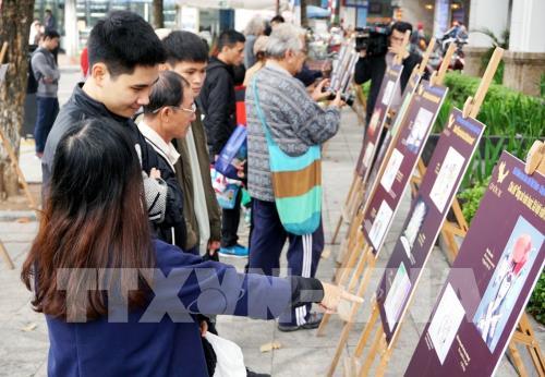 Triển lãm tranh giải biếm họa báo chí Việt Nam tại phố đi bộ Hồ Gươm
