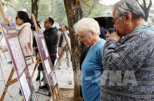 Triển lãm tranh giải biếm họa báo chí Việt Nam tại phố đi bộ Hồ Gươm