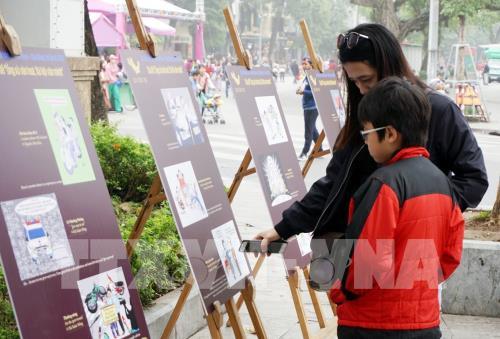 Triển lãm tranh giải biếm họa báo chí Việt Nam tại phố đi bộ Hồ Gươm