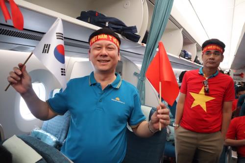  Cổ động viên “tiếp lửa” cho Đội tuyển bóng đá Quốc gia