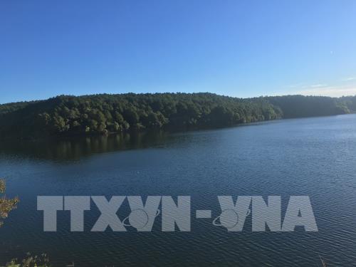 Xanh thẳm "đôi mắt Pleiku" 