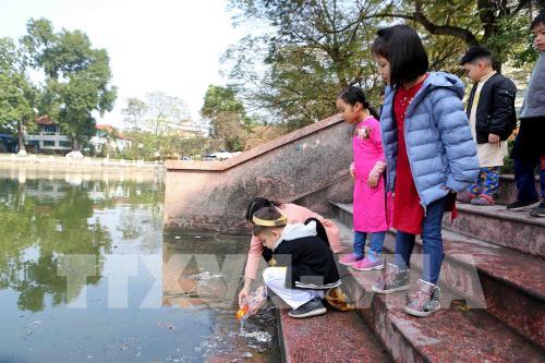 Những hình ảnh về người dân Thủ đô thả cá chép tiễn Táo quân về trời