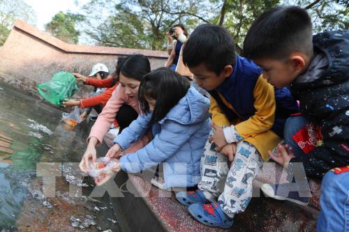 Những hình ảnh về người dân Thủ đô thả cá chép tiễn Táo quân về trời