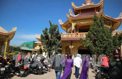 Người dân rộn ràng đi lễ chùa đầu năm mới