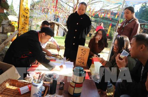 Người dân rộn ràng đi lễ chùa đầu năm mới