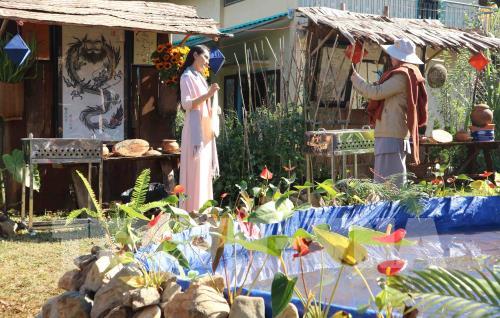 Người dân rộn ràng đi lễ chùa đầu năm mới