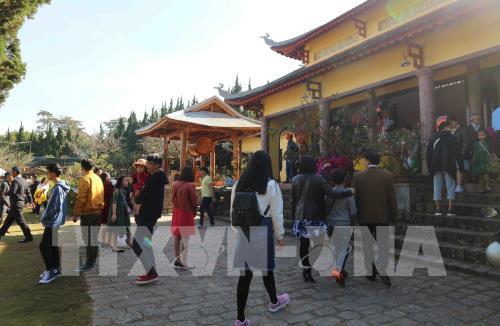 Người dân rộn ràng đi lễ chùa đầu năm mới