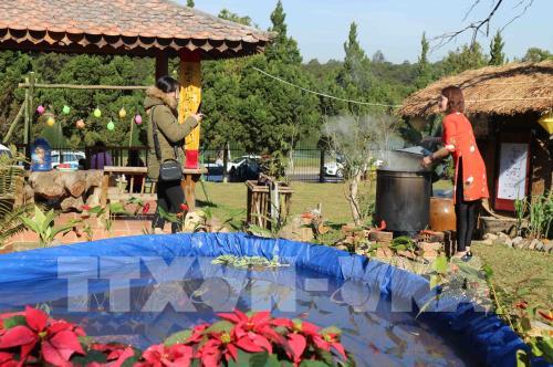 Người dân rộn ràng đi lễ chùa đầu năm mới