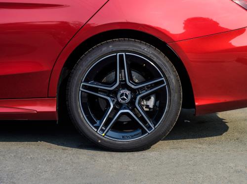 Cận cảnh Mercedes-Benz C-Class nâng cấp vừa ra mắt thị trường Việt