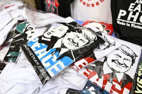 Sản phẩm lưu niệm về Hội nghị thượng đỉnh Mỹ - Triều Tiên "hút" khách