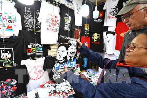 Sản phẩm lưu niệm về Hội nghị thượng đỉnh Mỹ - Triều Tiên "hút" khách