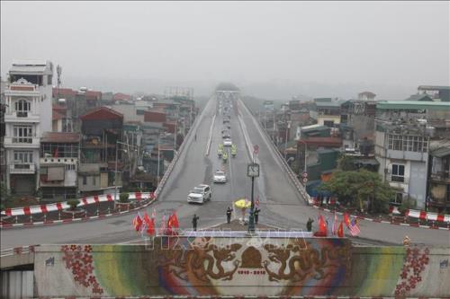 Hà Nội sẽ thí điểm cấm xe hợp đồng trên 16 chỗ trên cầu Chương Dương