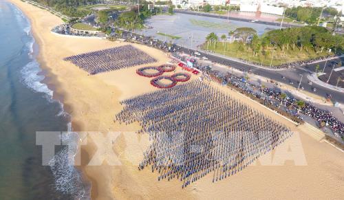 Hơn 5.000 thanh niên Bình Định đồng diễn trên bãi biển Quy Nhơn