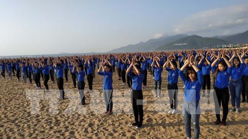 Hơn 5.000 thanh niên Bình Định đồng diễn trên bãi biển Quy Nhơn
