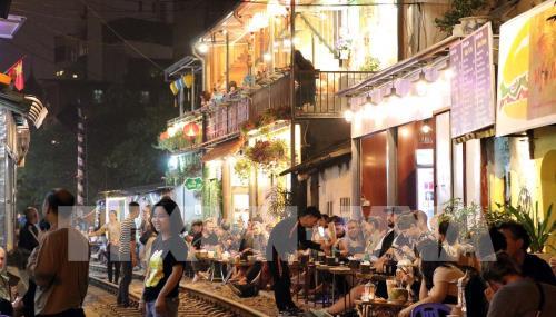 Du khách hiếu kỳ ở "Xóm đường tàu" Hà Nội