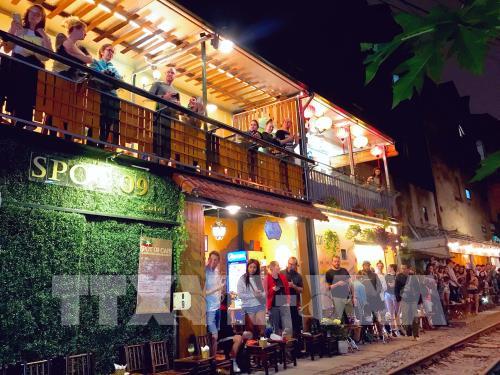 Du khách hiếu kỳ ở "Xóm đường tàu" Hà Nội