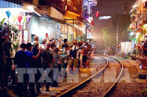 Du khách hiếu kỳ ở "Xóm đường tàu" Hà Nội