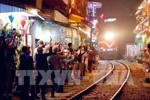 Du khách hiếu kỳ ở "Xóm đường tàu" Hà Nội