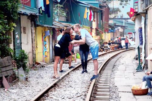 Du khách hiếu kỳ ở "Xóm đường tàu" Hà Nội