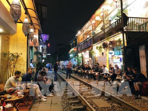 Du khách hiếu kỳ ở "Xóm đường tàu" Hà Nội