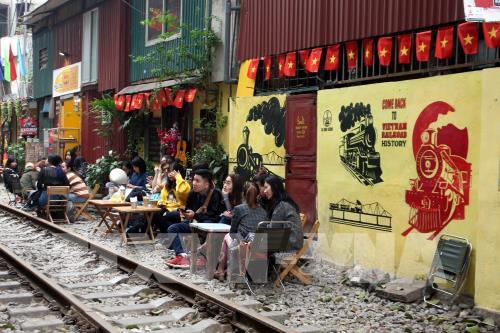 Du khách hiếu kỳ ở "Xóm đường tàu" Hà Nội