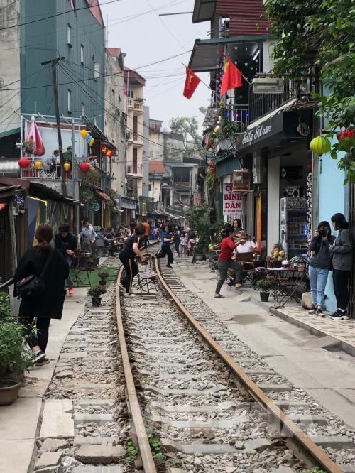 Du khách hiếu kỳ ở "Xóm đường tàu" Hà Nội