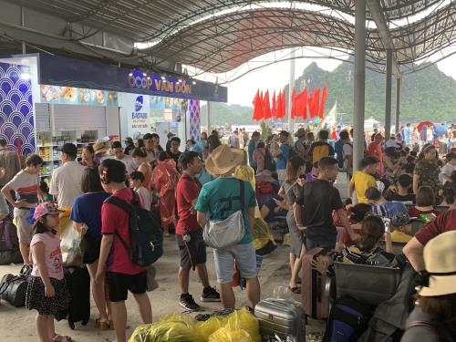 Cảng Cái Rồng đông nghẹt người chờ tàu